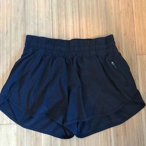 Lululemon Tracker Short 2.5” Size 6